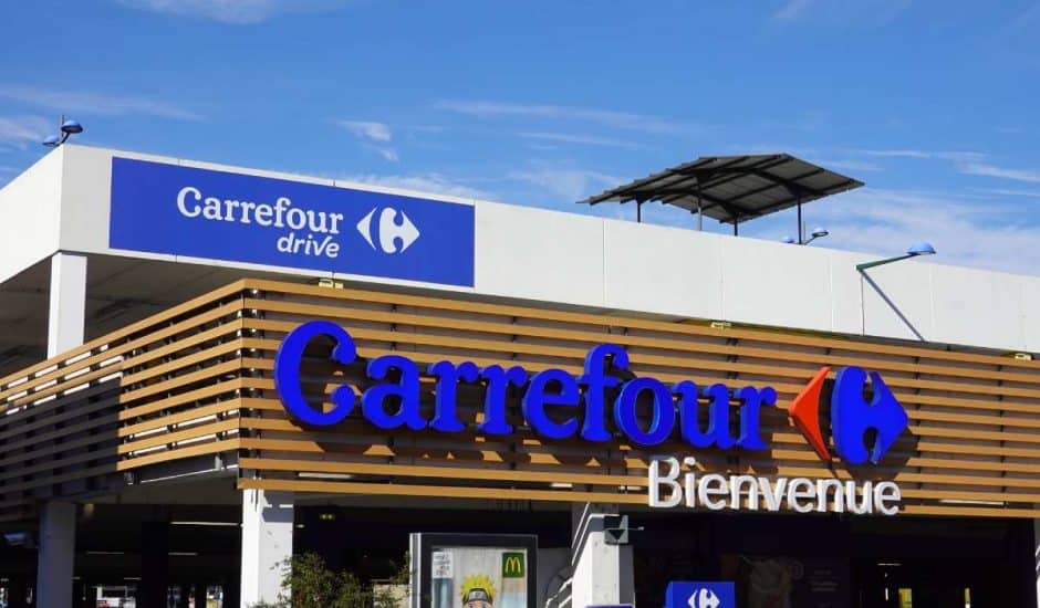 L'entrée d'un supermarché Carrefour.