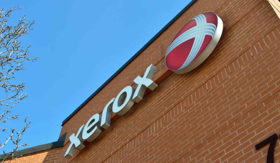 Logo de Xerox sur un mur en briques.