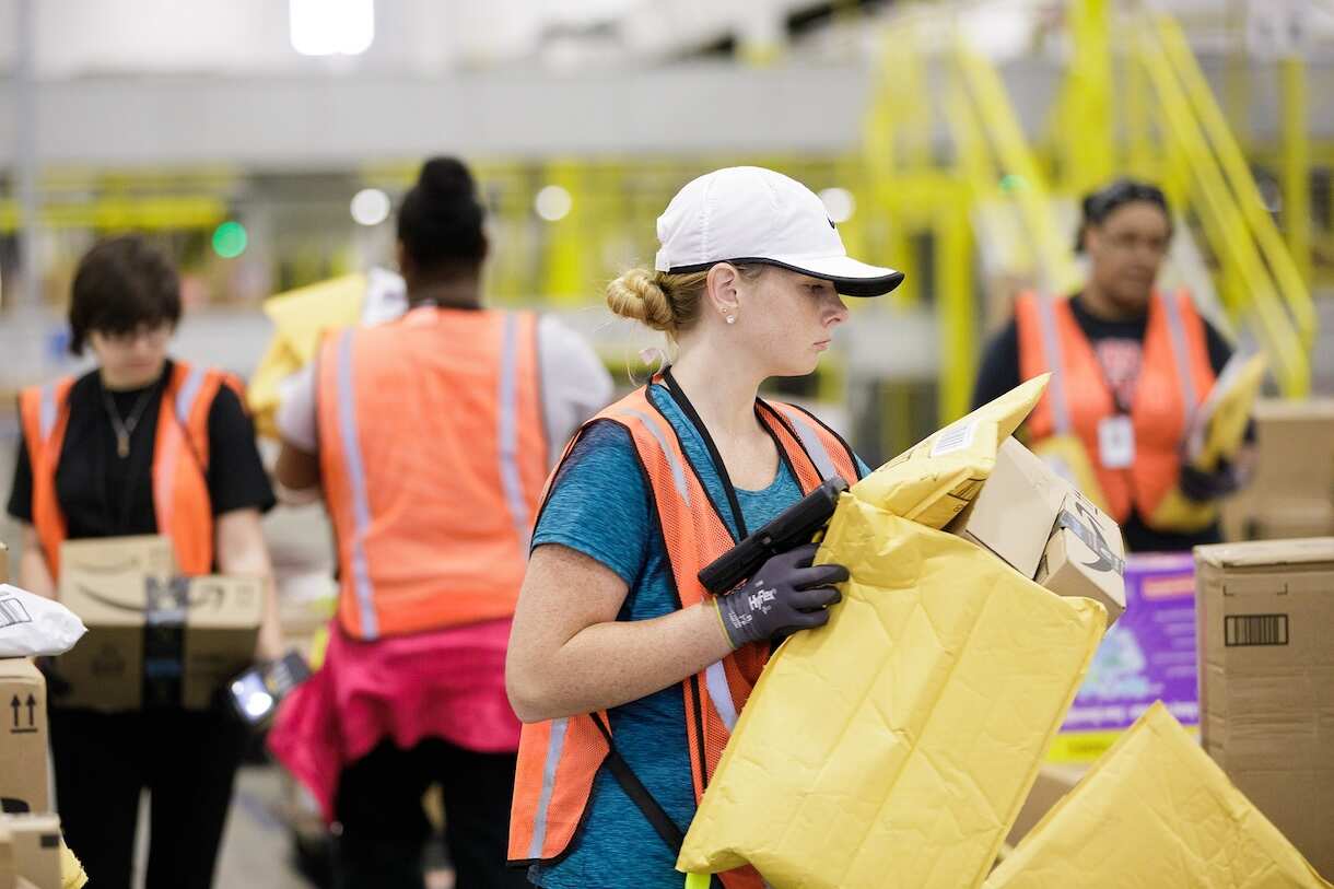 Des employées dans un entrepôt d'Amazon.