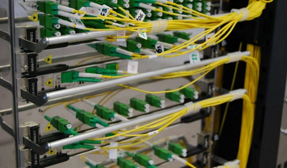 Un hub de fibre internet avec des fils jaunes et verts.
