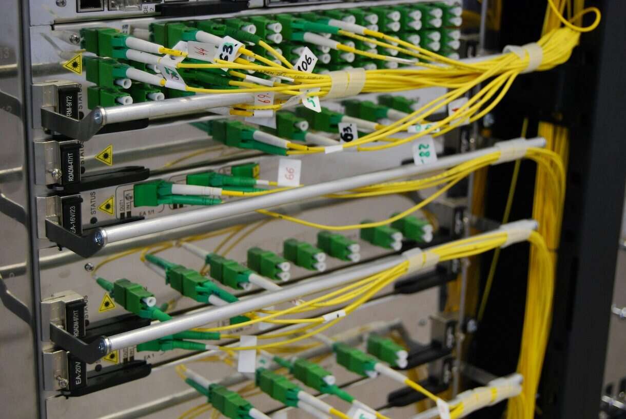 Un hub de fibre internet avec des fils jaunes et verts.