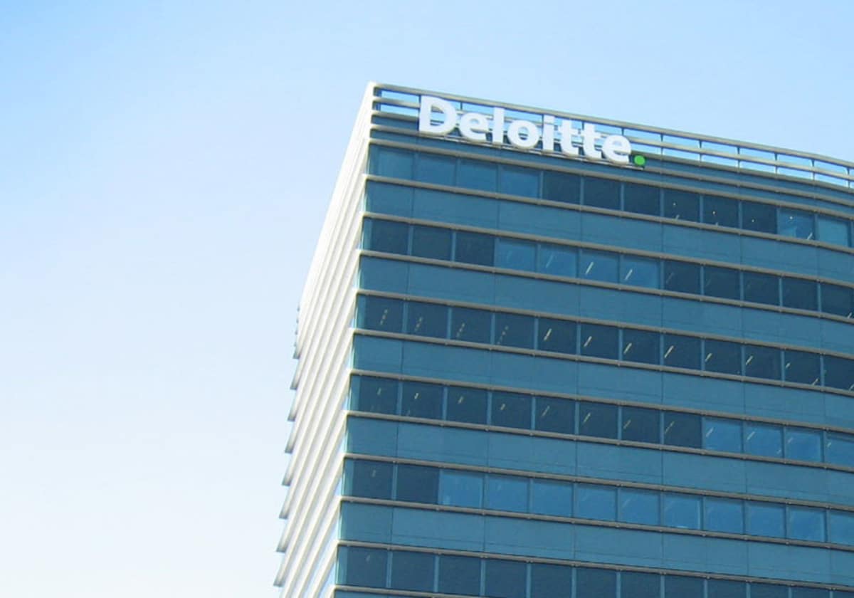 Le logo de Deloitte sur un bâtiment.