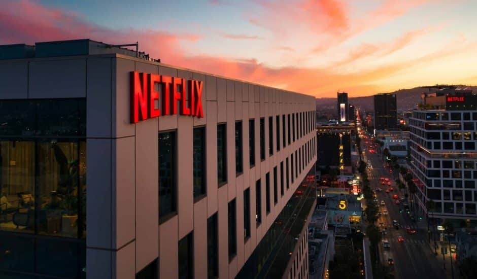 Logo Netflix sur immeuble au levé du soleil
