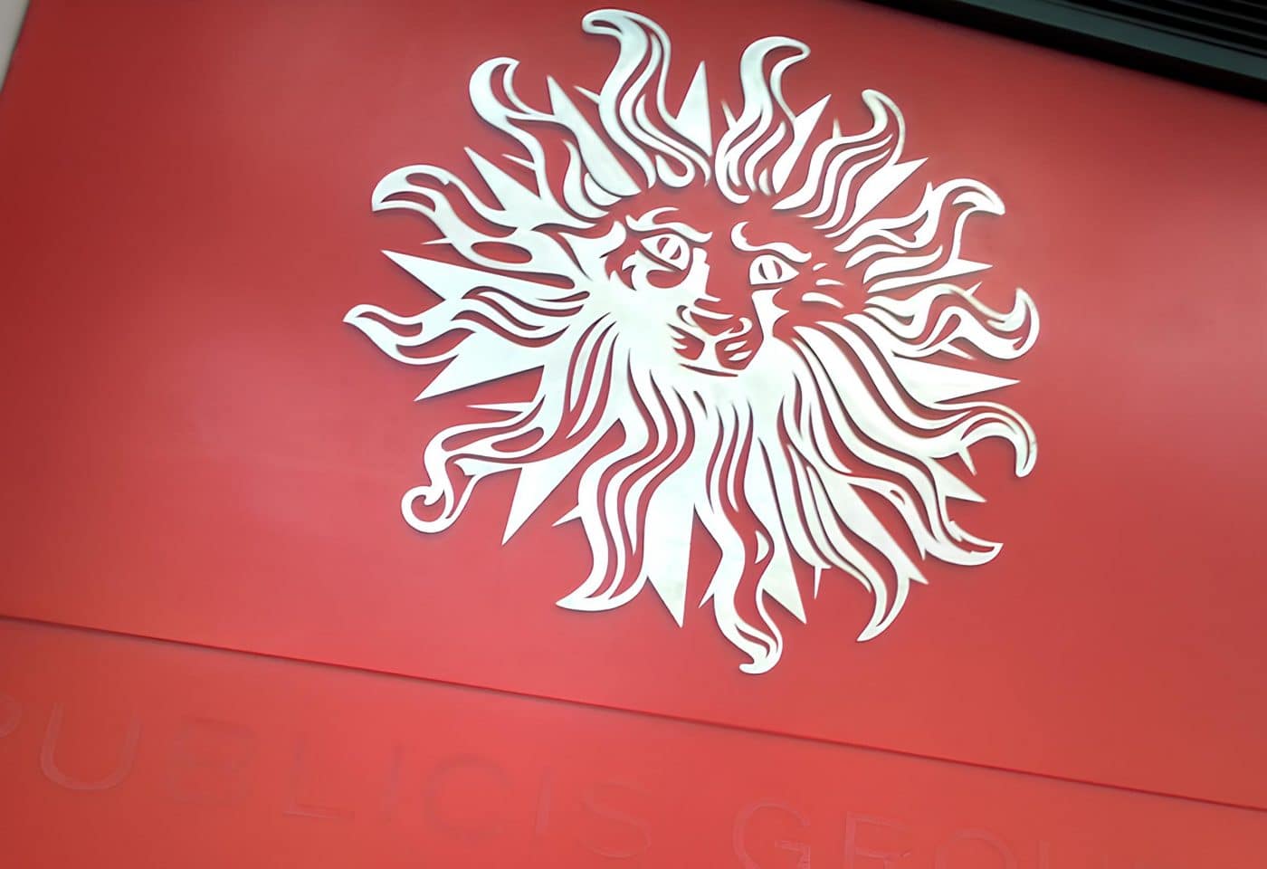 Le logo de publicis groupe sur un fond rouge