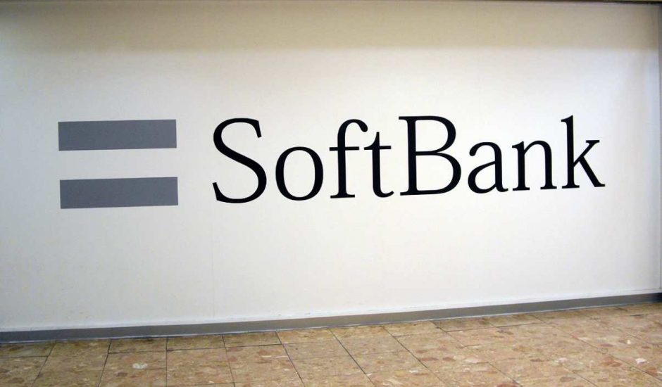 Logo de SoftBank sur un mur.