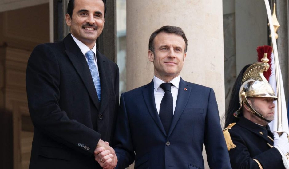 Emmanuel Macron et Tamim ben Hamad Al-Thani se serrant la main.