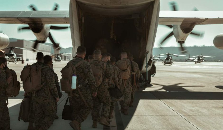 Soldats de l'armée des États-Unis montant dans un avion.