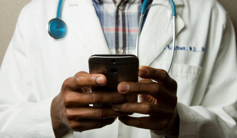 Un médecin utilisant son smartphone.