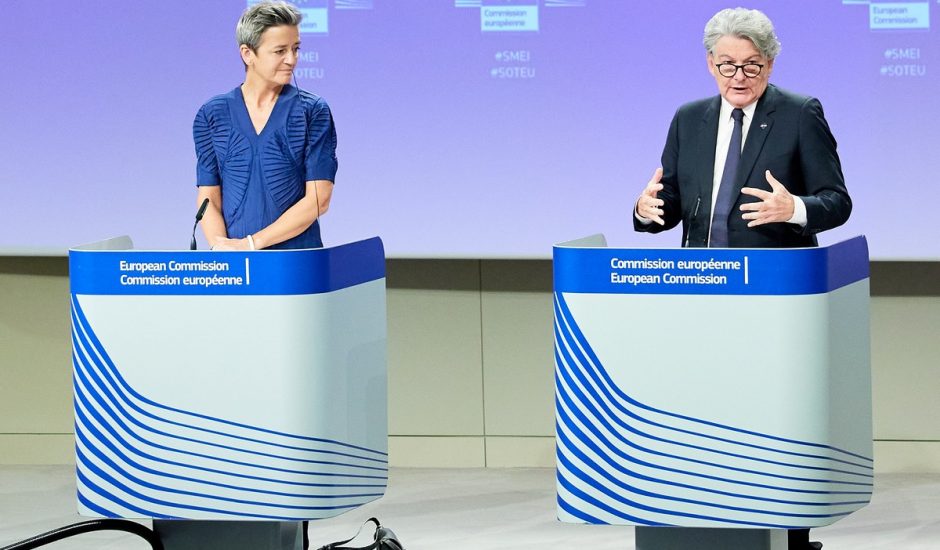 Margrethe Vestager et Thierry Breton, chacun derrière un pupitre à la Commission européenne.