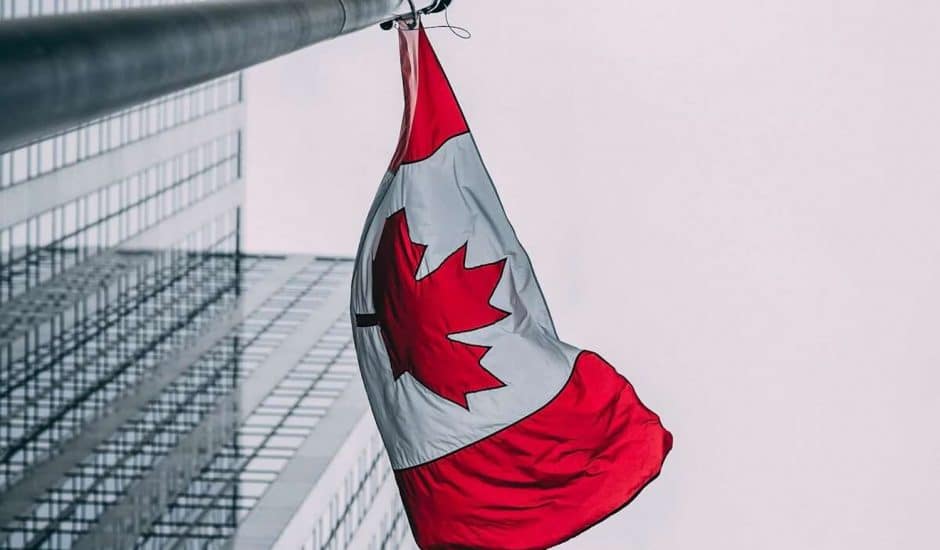 Drapeau du Canada flottant dans les airs, photographié par le dessous