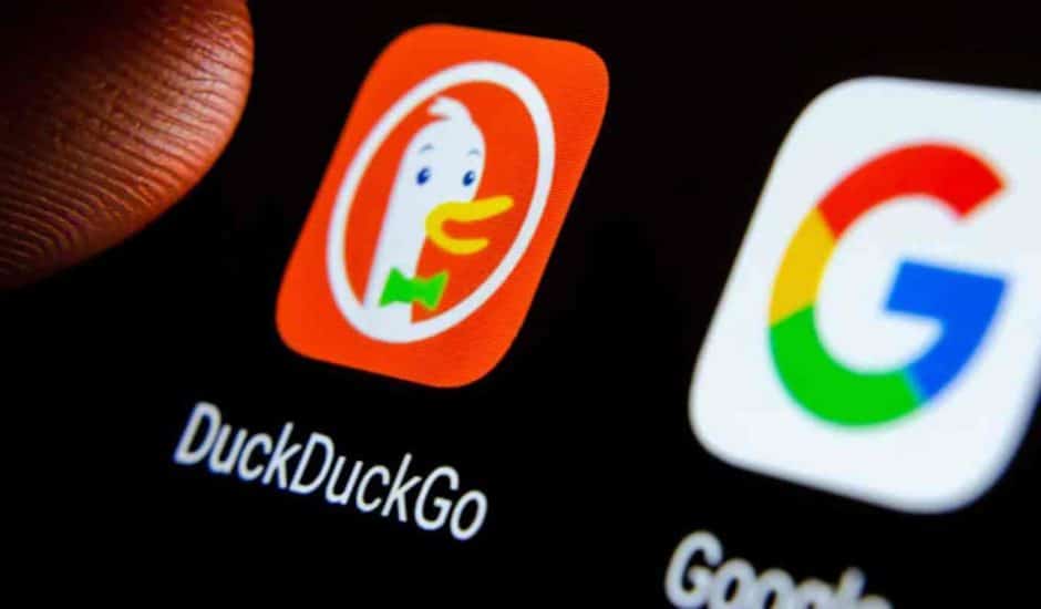 Une personne sélectionne DuckDuckGo au détriment de Google.