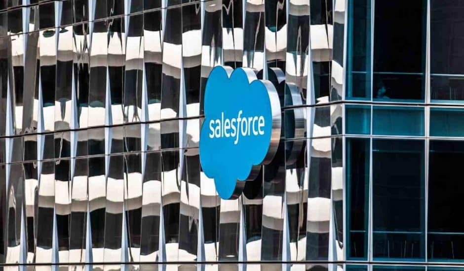 Logo de Salesforce sur le siège social du groupe.
