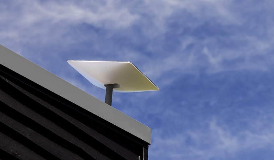 Un satellite de Starlink sur le toit d'un bâtiment