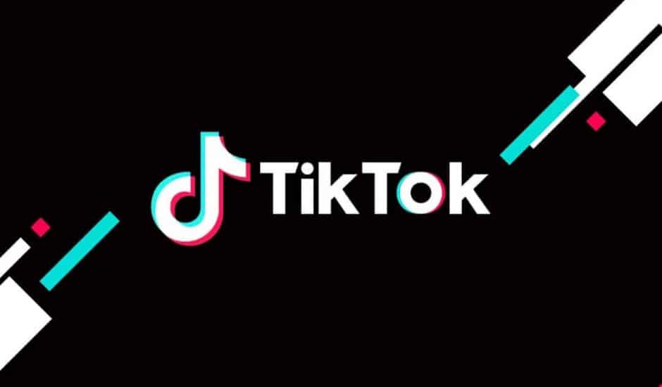 Le logo TikTok sur fond noir avec des illustrations bleus et rouges en bordure d'image.
