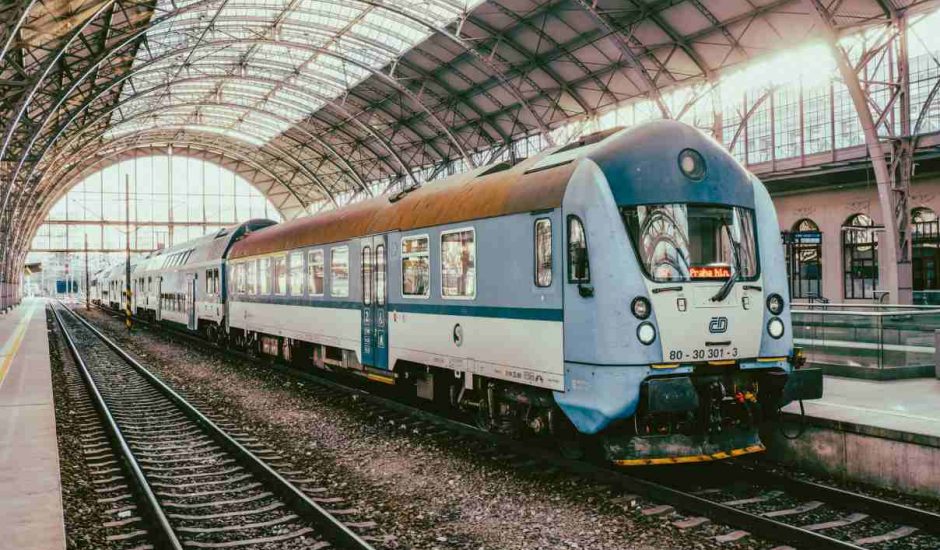 Un train tchèque en gare.