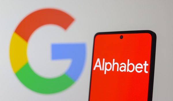 Porté par le cloud et YouTube, Alphabet signe un trimestre record à plus de 100 milliards de dollars