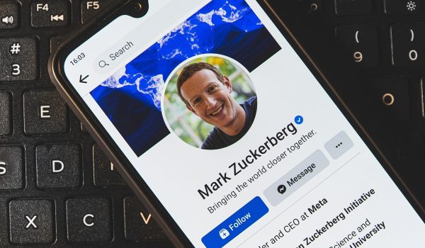 Mark Zuckerberg assume ses dépenses massives dans l'IA malgré une chute de son action