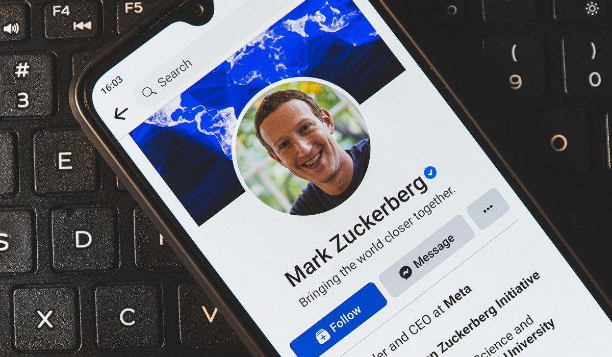 Mark Zuckerberg assume ses dépenses massives dans l’IA malgré une chute de son action