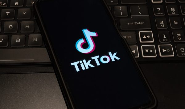 TikTok : publier plusieurs fois par semaine ferait exploser la visibilité, selon une étude