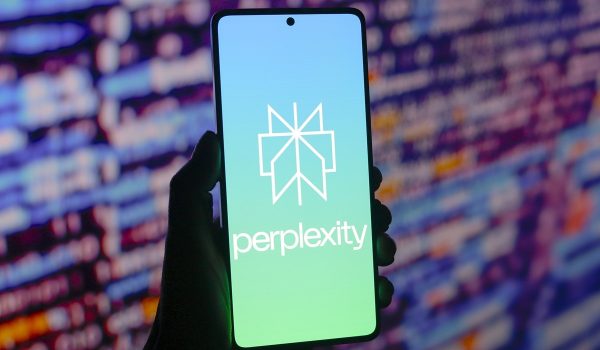 Le patron de Perplexity alerte sur le danger des "compagnons IA"