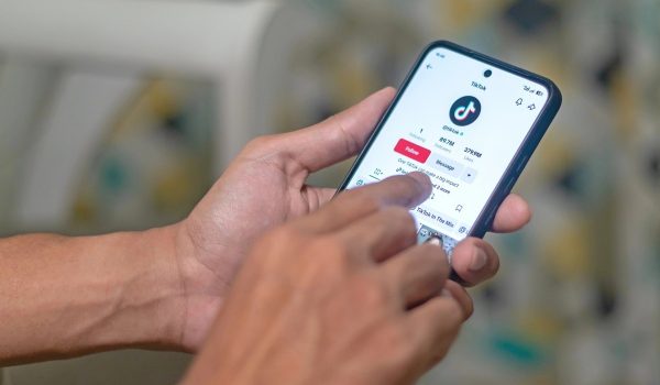 TikTok : les faux comptes d'actu qui transforment la désinformation en cash