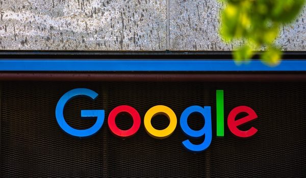 Google teste la réécriture automatique des titres d'articles : les médias américains inquiets