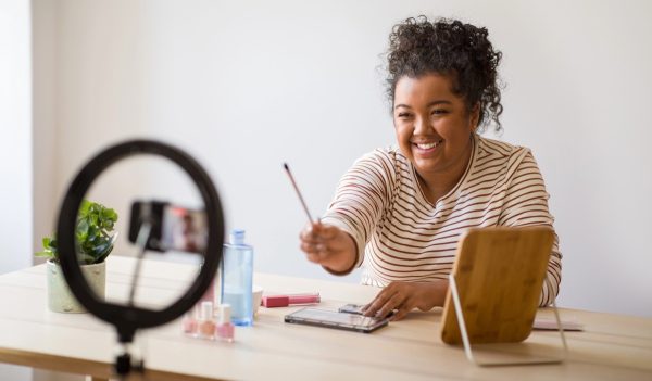 Authenticité des influenceurs : une étude pointe une défiance massive des audiences