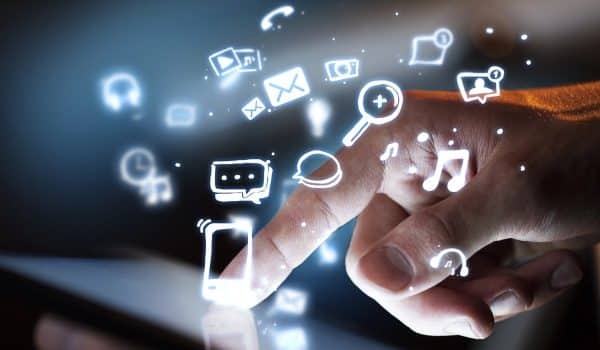 Médias et réseaux sociaux : les nouvelles dynamiques qui redéfinissent l'achat en ligne