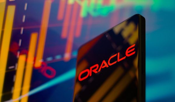 Oracle décroche en Bourse, premier avertissement d'une bulle de l'IA ?