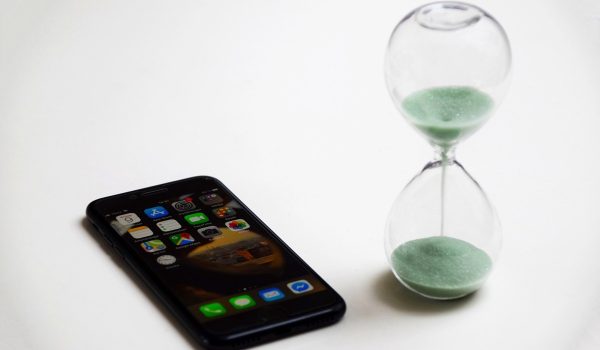 Réseaux sociaux, IA, messages… le temps passé en ligne explose chez les Français