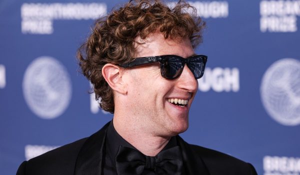 Pour Mark Zuckerberg, l'avenir passera forcément par les lunettes connectées