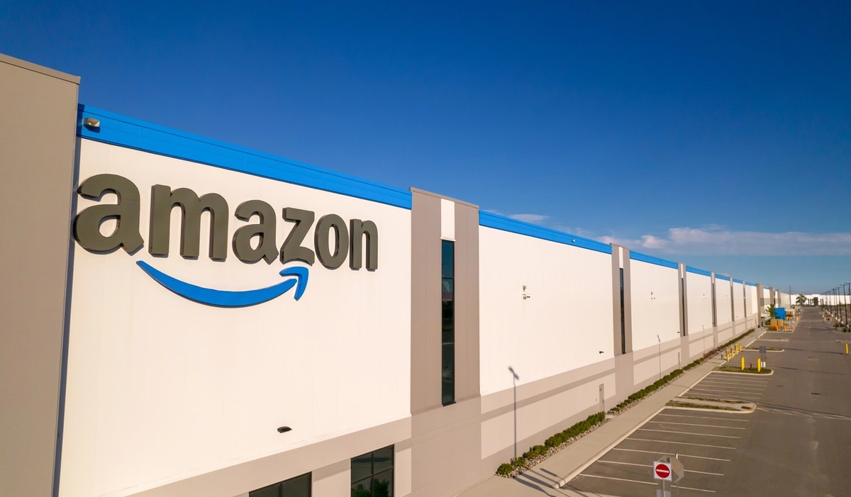 Pourquoi Amazon supprime 30 000 postes et revoit en profondeur son organisation ?