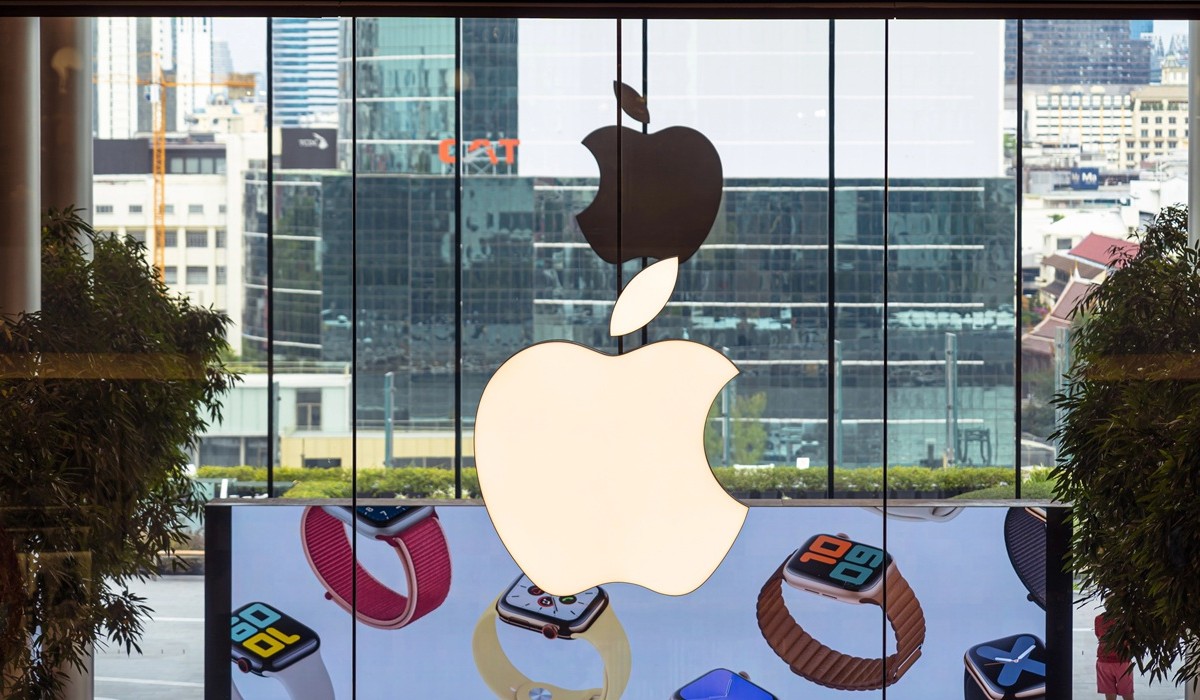 Apple explorerait une broche connectée dopée à l’IA, un pari risqué