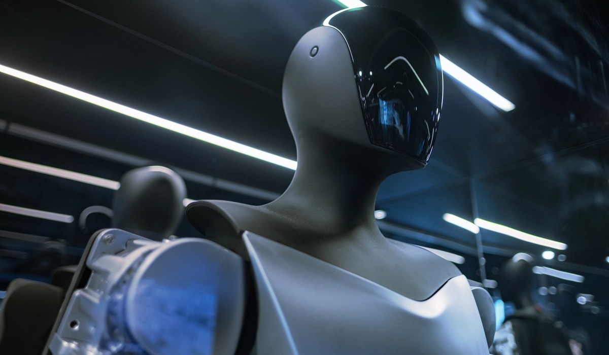 Robots chez Tesla : Elon Musk fixe enfin une date pour Optimus