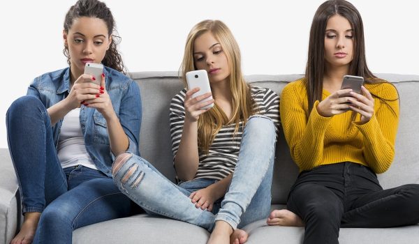 Interdire les réseaux sociaux aux moins de 15 ans ? Le droit européen complique la loi française