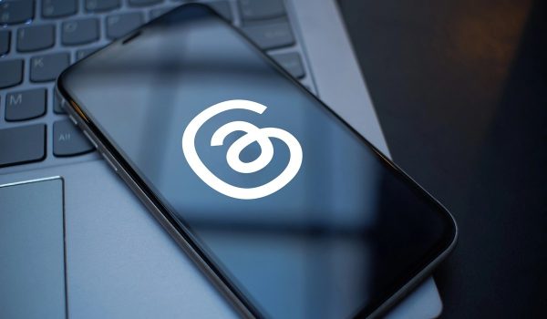 Threads dépasse X sur smartphone, un signal discret mais stratégique pour Meta