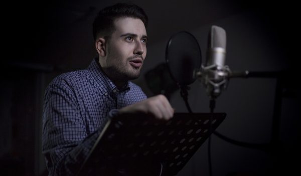 Doublage : la fronde des voix françaises contre le clonage par IA