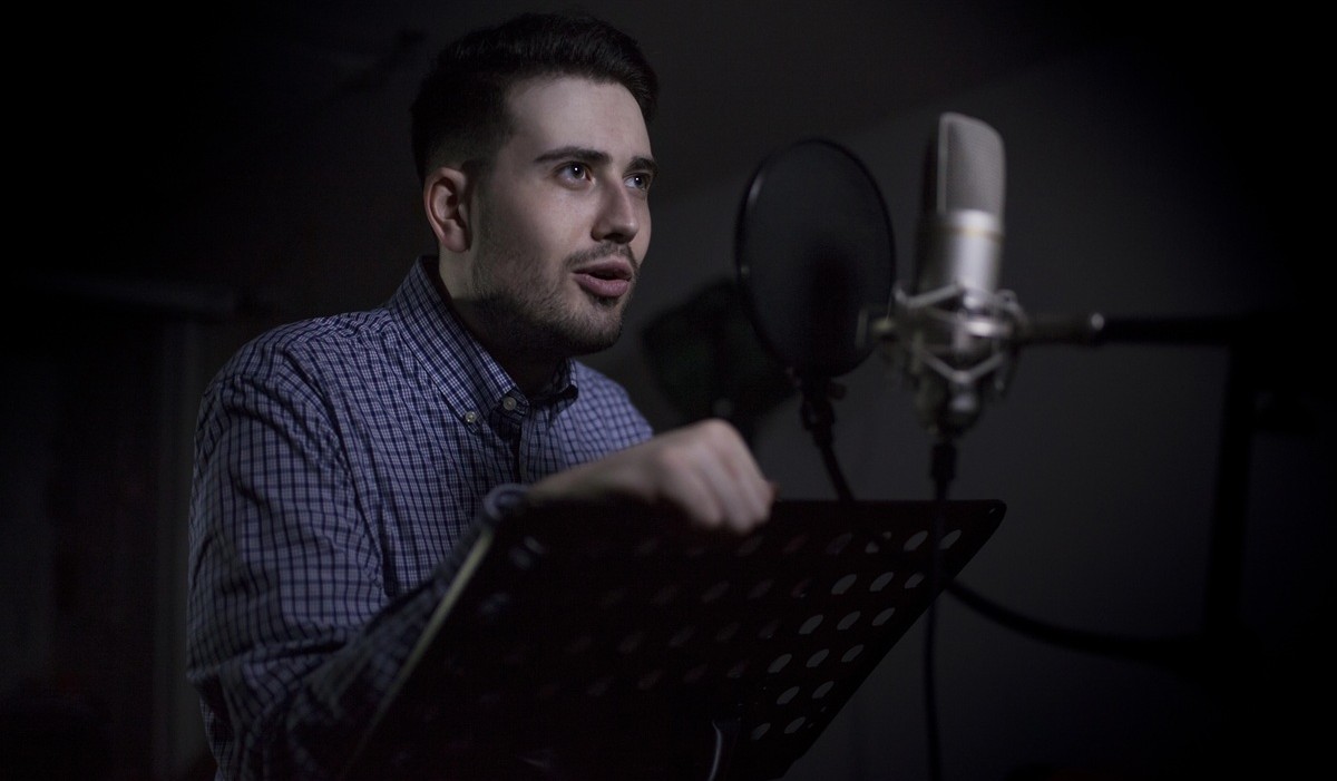 Clonage de voix par l’IA : des figures du doublage français attaquent des plateformes américaines