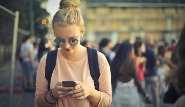 Pour s’informer, les jeunes privilégient désormais l’IA et les réseaux sociaux