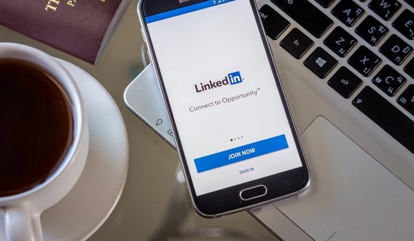 LinkedIn veut restaurer l'authenticité des échanges en sanctionnant les commentaires automatiques