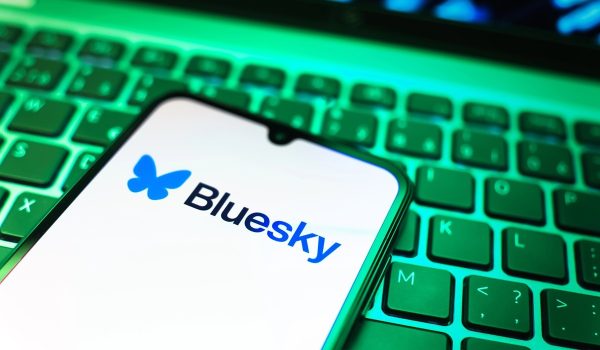 Bluesky lance Attie, une IA capable de construire votre fil idéal en quelques secondes