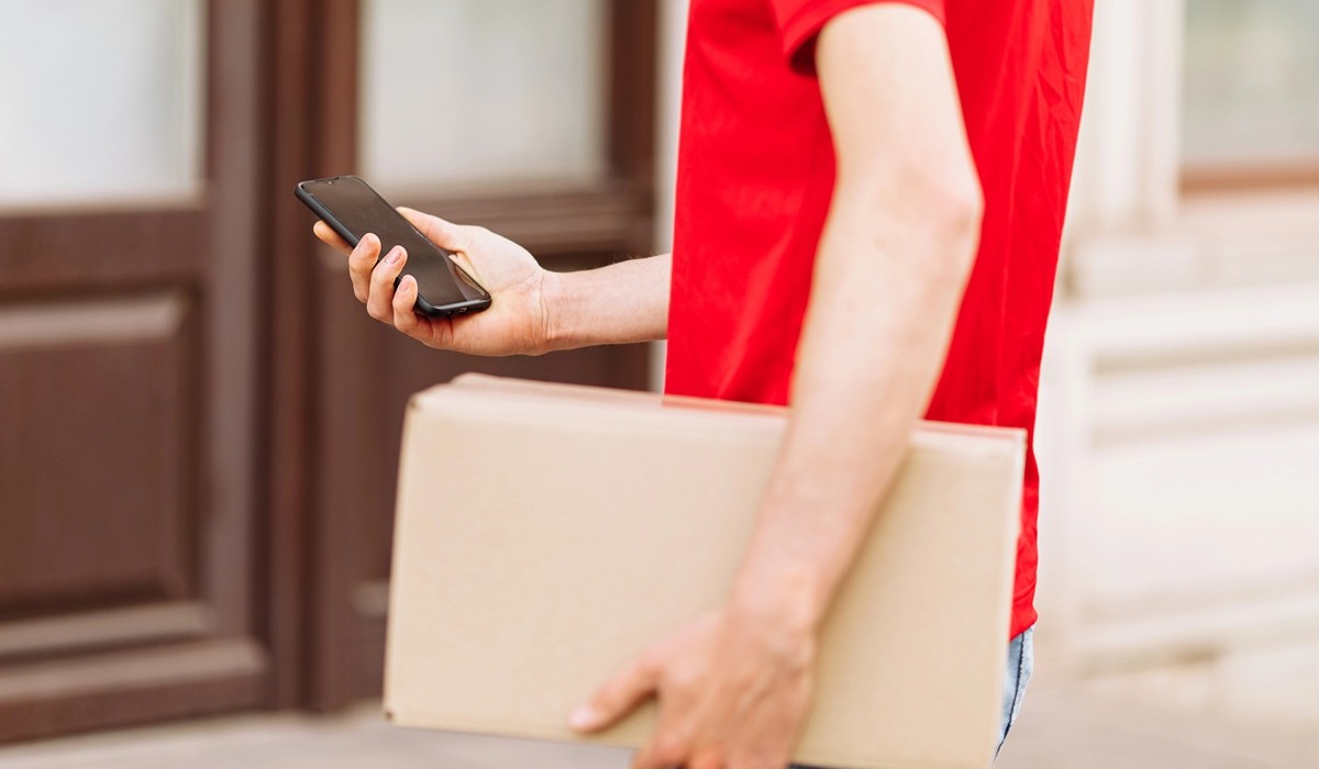 Faux colis : l’arnaque SMS dopée à l’IA devient redoutable