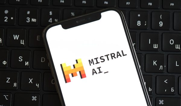 Mistral AI décroche 830 millions de dollars de financement pour son infrastructure IA
