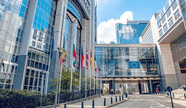 Le Parlement européen veut obliger les IA à révéler les œuvres utilisées pour leur entraînement