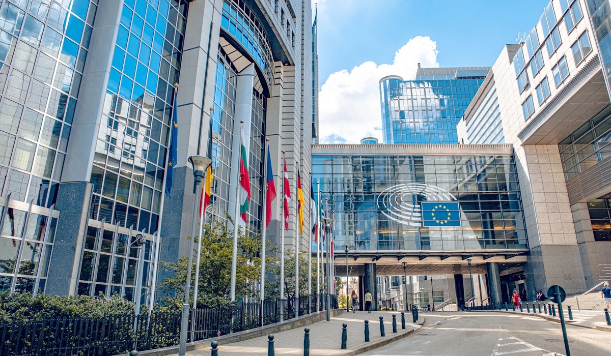 Le Parlement européen veut obliger les IA à révéler les œuvres utilisées pour leur entraînement