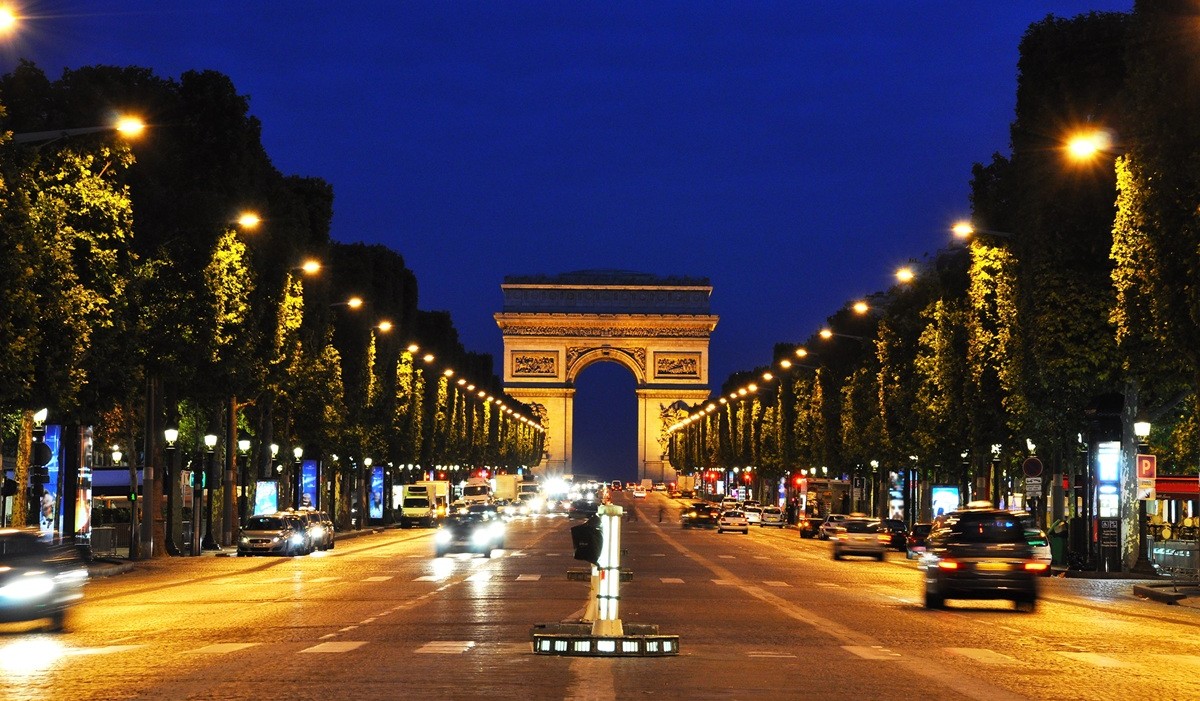 Des escrocs sillonnaient Paris en voiture équipée d’appareils capables d’envoyer des SMS frauduleux à des millions de personnes