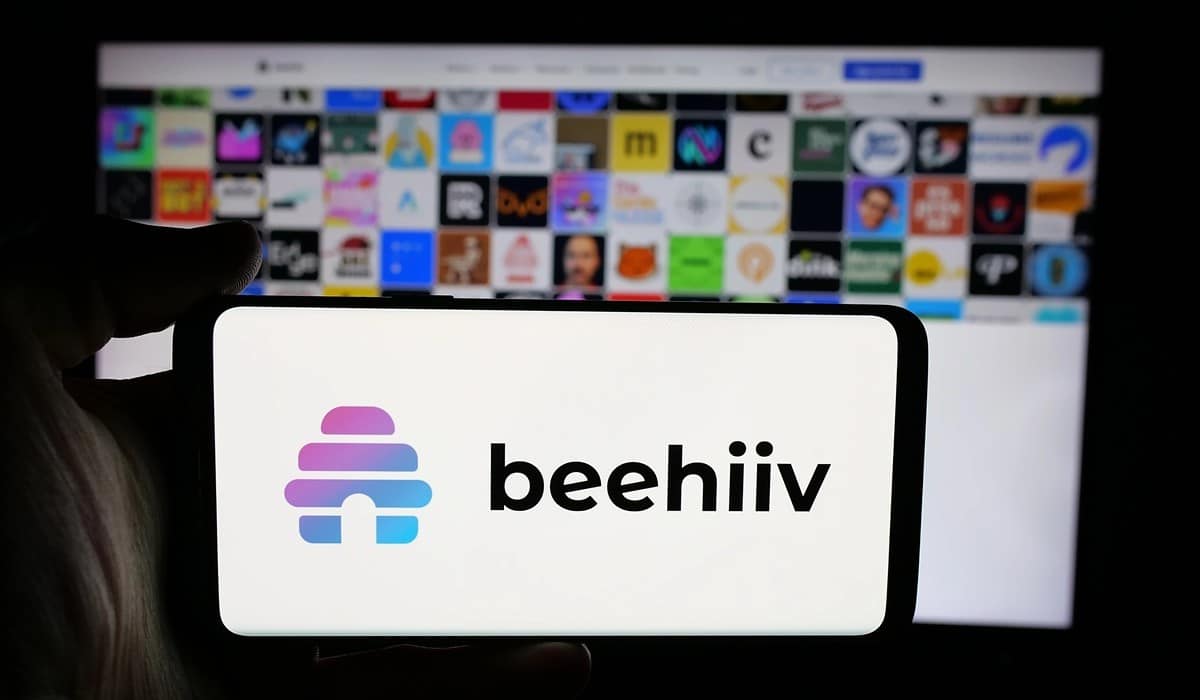 Beehiiv se lance dans le podcast et propose aux créateurs de garder 100% de leurs revenus
