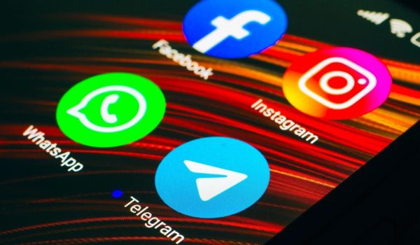 Interdire les réseaux sociaux aux enfants ? L’Estonie dit non et assume