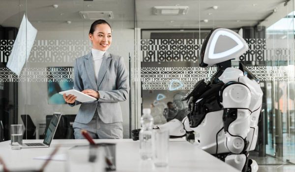 Les jeunes ont déjà adopté l’IA, aux entreprises maintenant de revoir leurs règles du jeu