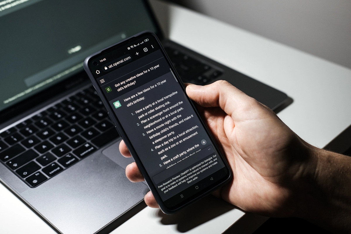 Près d’1 jeune Français sur 3 a déjà acheté avec ChatGPT selon une étude